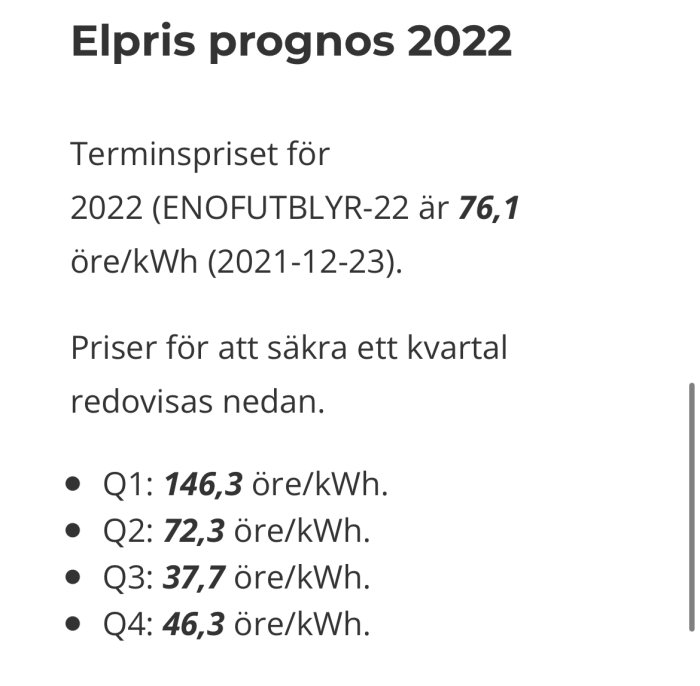 Diagram visar elprisprognos för 2022 med termer och kvartalsvisa priser i öre/kWh, pekar på sjunkande priser.