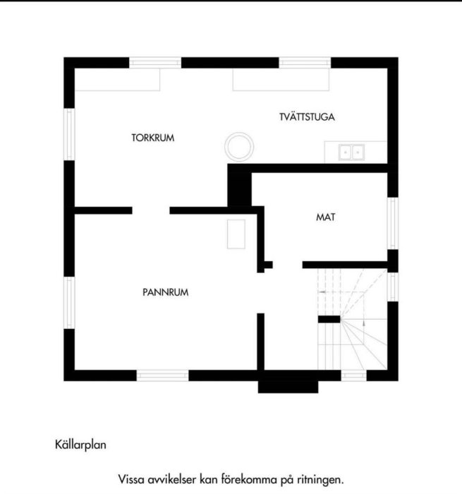 Skiss av källarplan för hus med utmärkta rum som tvättstuga, torkrum, pannrum och matplats.