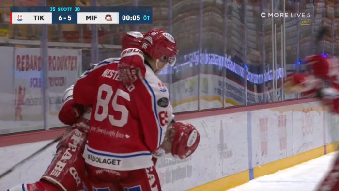 Ishockeyspelare i rött nr 85 på isen med matchresultatet 6-5 och 5 sekunder kvar på tavlan.