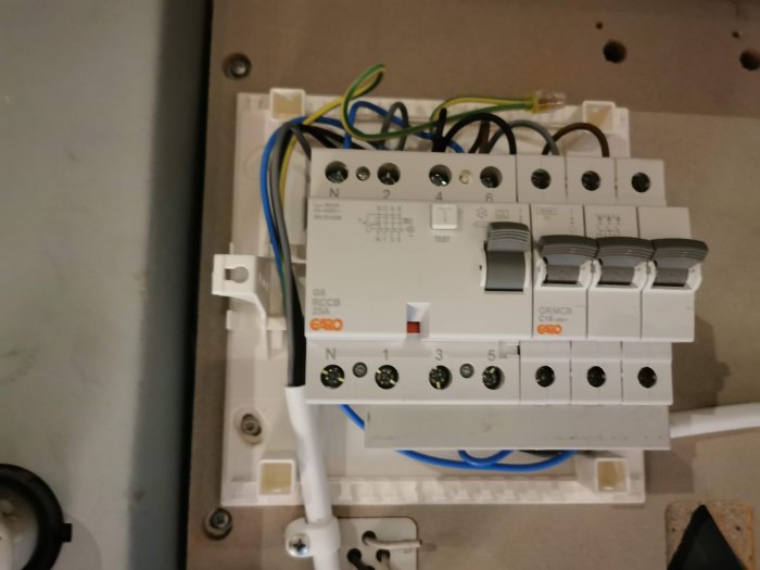 Elcentral med laddboxanslutning, färgordning förändrad och möjligtvis felaktig skalning på ledningar.