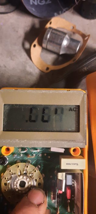 Öppen gammal Fluke 23 multimeter med svårtydd skärm och intern elektronik synlig.