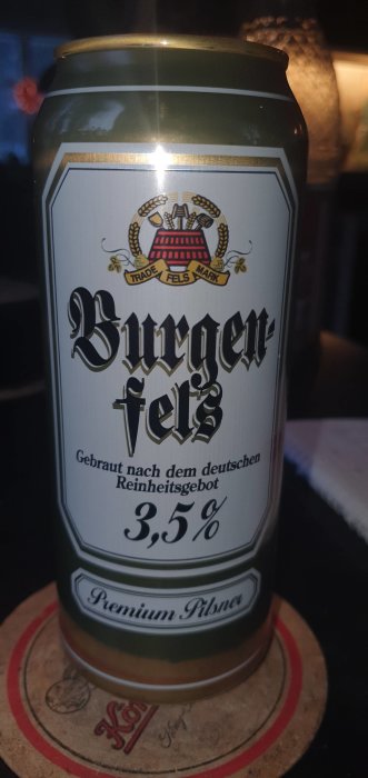 En ölburk av märket "Bürger" med texten "Gebraut nach dem deutschen Reinheitsgebot 3,5%" på en underlägg.