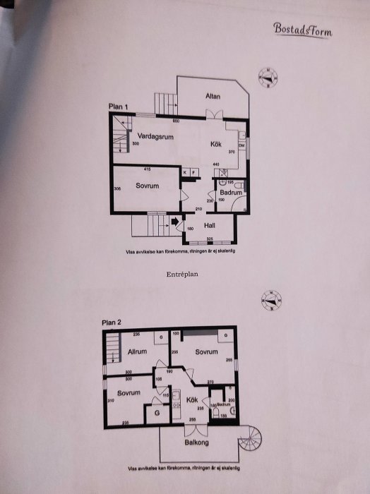 Ritning över en villa med två våningsplan inklusive måttangivelser för rum som vardagsrum, kök och sovrum samt noteringen "Viss avvikelse kan förekomma, ritningen är ej skalenlig.