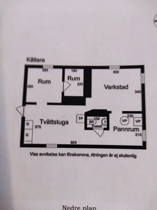 Svartvit planritning av en källare med rum, verkstad, tvättstuga och pannrum, inklusive dimensioner och textnotering om att mindre avvikelser kan förekomma.