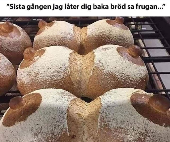 Nybakade bröd på ugnsgaller med oväntade "öron" av deg, humoristiskt misslyckat bak.