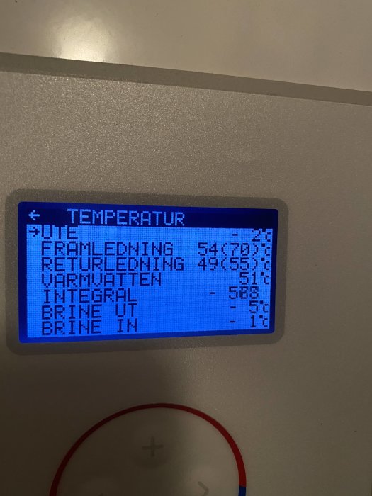 Digital kontrollpanel för golvvärme som visar temperaturinställningar och värden.