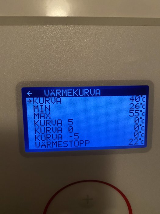 Digital display av en värmeväxlare som visar värmeinställningar såsom värmekurva och max/min temperaturer.
