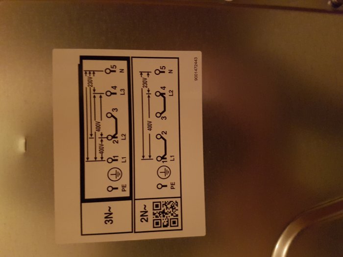 Klistermärke på spis som visar elektrisk anslutningsschema för olika fas-konfigurationer.