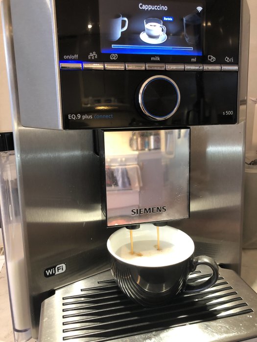 Siemens EQ.9 plus kaffemaskin som gör cappuccino med enkel mjölkhantering och rengöring.