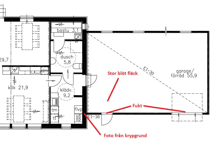 Planritning av hus med markerade områden för fukt och en stor blöt fläck i garaget.