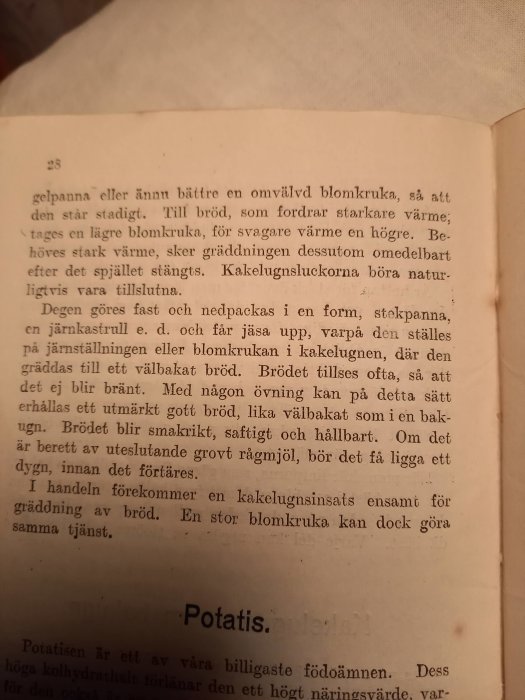 Sida ur ett gulnat häfte från 1917 med text om brödbakning och krukor, rubriken "Potatis" syns längst ner.
