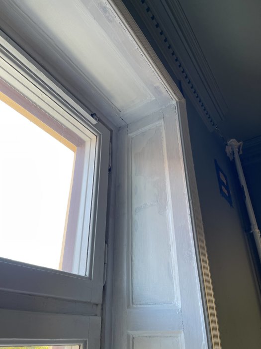 Sekelskiftesfönster under renovering med borttagen färg och slipad yta redo för snickerispackling.
