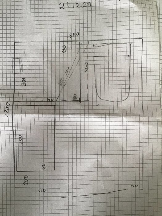 Handritad skiss av ett badrumsplan med mått och layout för badkar, kommod och andra inredningsdetaljer.