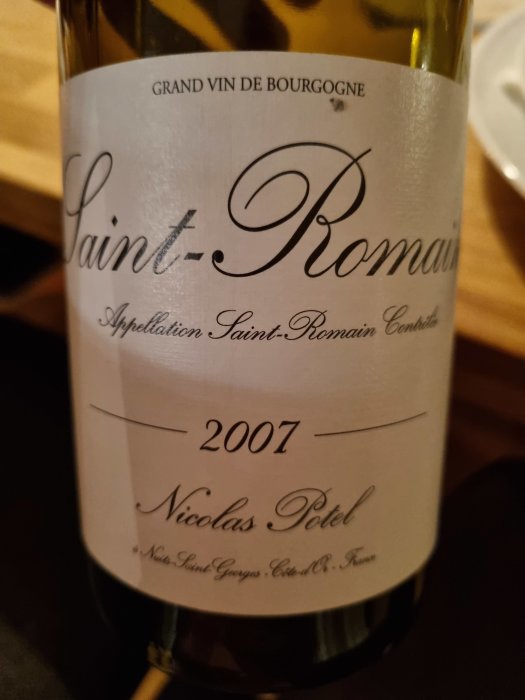 Närbild av en flasketikett på en Saint-Romain 2007 vinflaska från Nicolas Potel.