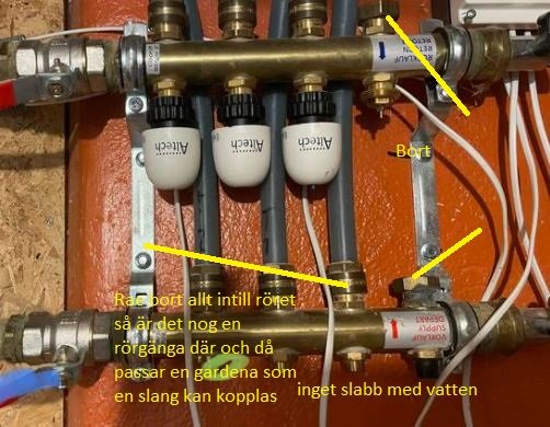 Ventiler och termostater på ett rörledningssystem för vattenfördelning med handskrivna anteckningar.