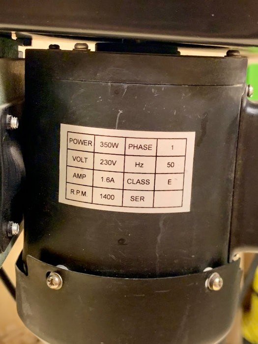 Specifikationsetikett på en bänkborrmaskin som visar 350W effekt, 230V spänning och 1400 RPM.