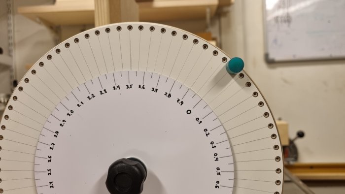 Ratt med fint detaljerade skala och hål för precision i trähantverksprojekt, grönt indexmärke syns.