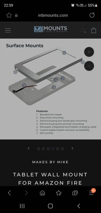 3D-printad vägghållare för surfplatta med gömd laddningskabel och listad produktinformation.