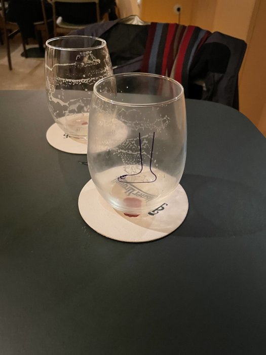 Två tomma ölglas med skumrester på ett bord, indikerar nyligen avnjuten öl.