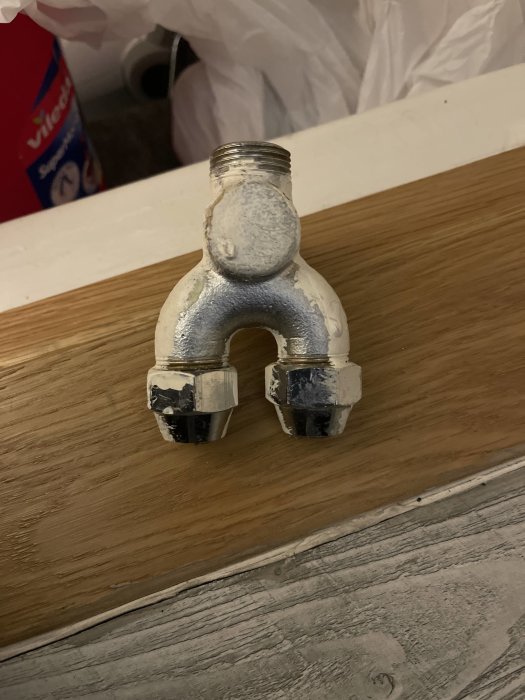 Ett befintligt gammalt rörsystem, bild på en metallförgrening med två anslutna rörändar.