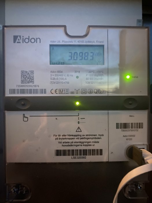 Elmätare från Aidon som visar förbrukning på 30983 kWh, daterad 2018.