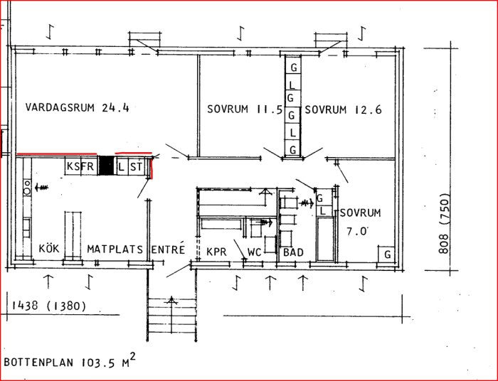 Arkitektritning av bottenvåningen i ett hus, markerar vägg mellan kök och vardagsrum planerad för rivning.
