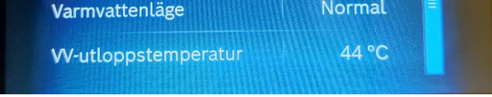 Skärmvisning av varmvattenläge som är normal och vattenutloppstemperatur på 44 grader Celsius.
