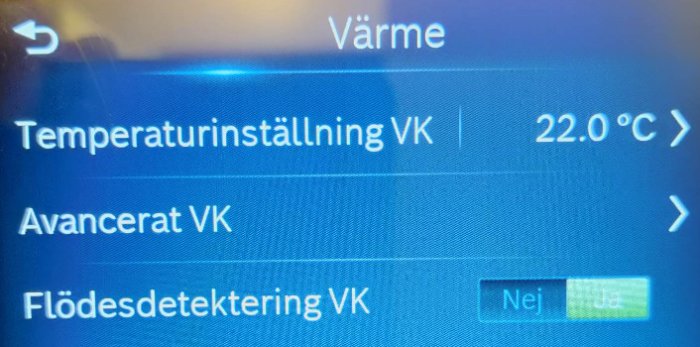 Digital display visar temperaturinställning på 22 grader Celsius för värmepanna och flödesdetekteringsalternativ.