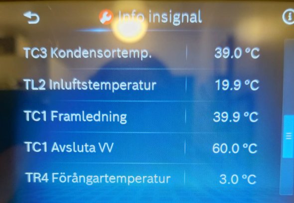 Skärmdump av en servicemeny som visar temperaturvärden för olika komponenter i ett system.