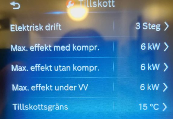 Skärmbild av en servicemeny som visar olika värden för elektrisk drift och effekt med temperaturgränser.