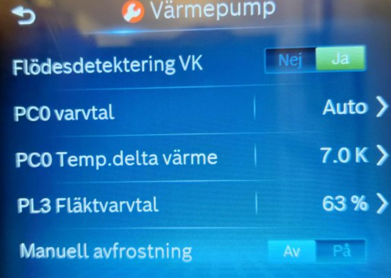 Display av värmepumpens servicemeny med olika inställningsvärden.