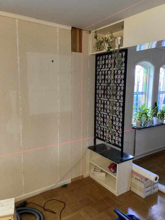 Lasersikte markerar framtida vägg för klädkammare med plats för mediacentral i ett renoveringsprojekt.