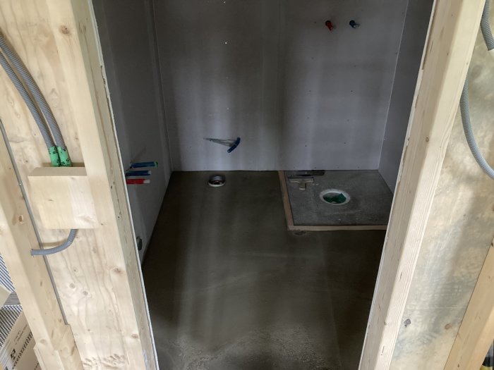 Renoveringsprojekt badrum med nylagt tätskikt och förberedda rörinstallationer.