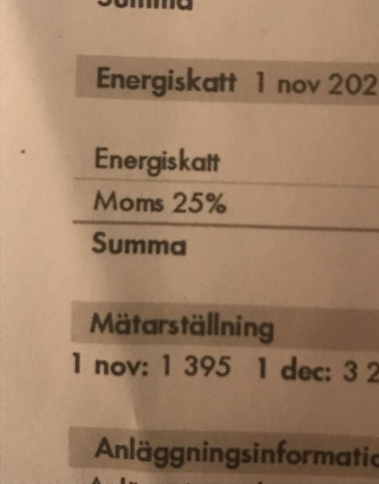 Utdrag ur faktura som visar moms tillagd på energiskatt och mätarställningar.