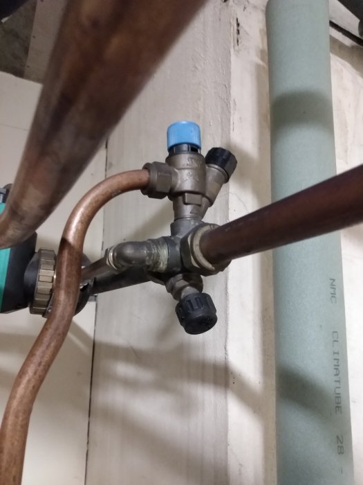 Nyligen utbytt övertrycksventil på en panna monterad på kopparledningar.