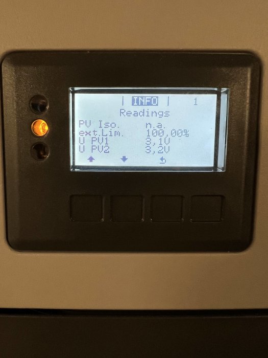 Elskåpsdisplay som visar texten "INFO Readings P.I. Iso. >1000.00M ohm U P.U1 3.1U U P.U2 3.2U" med knappar och indikatorljus.