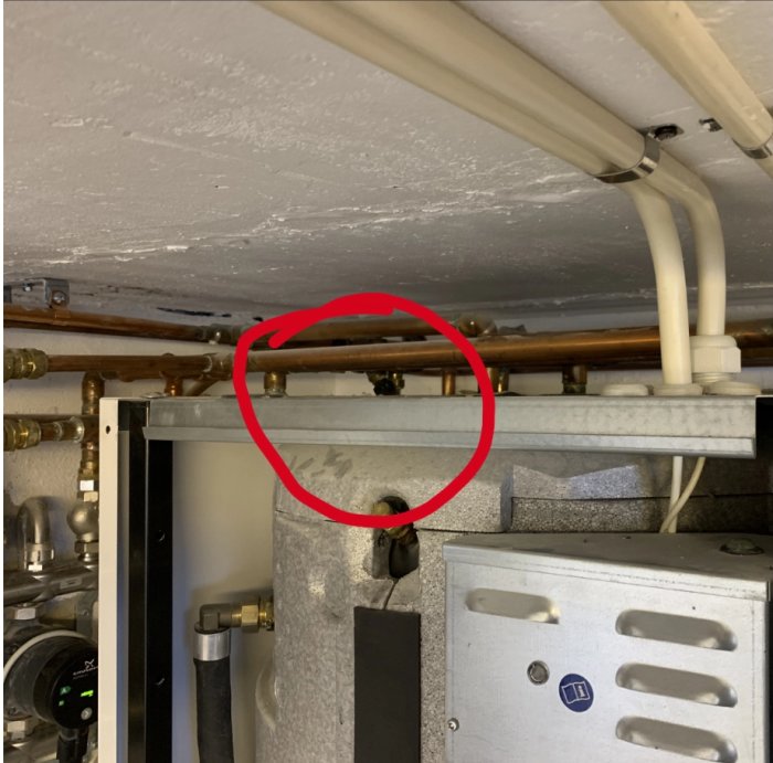 Inredning för VVS med röda markeringar runt potentiell läckpunkt ovanför en panna.