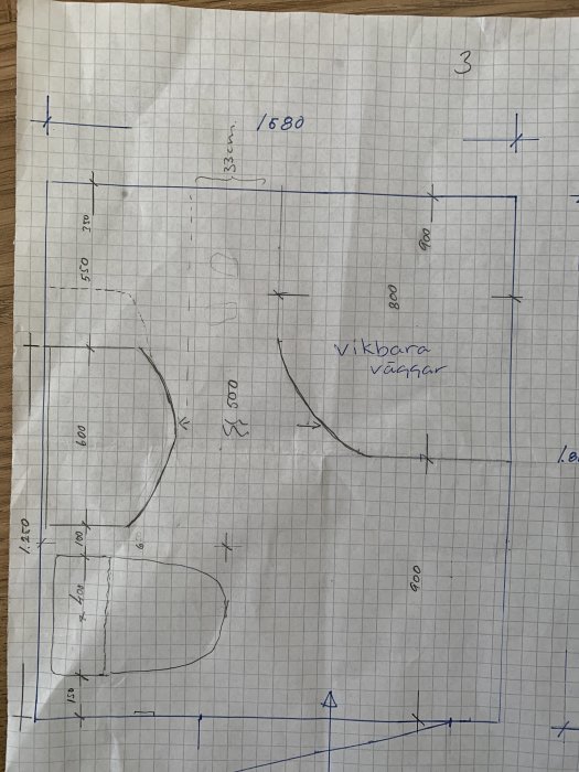 Ritad skiss för byggprojekt med mått och markering för vikbara dörrar.