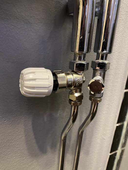 Radiatortermostat som inte sluter helt, vit plastkona når inte ner helt för att stänga flödet.