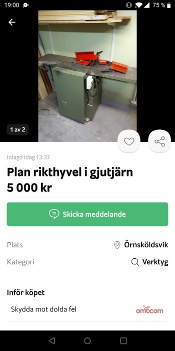 Grön plan rikthyvel i gjutjärn i ett verkstadsrum med träplankor och verktyg.