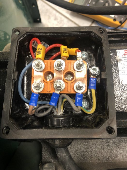Närbild på en kontaktor Iskra KNL16 i en elektrisk installation med inställt motorskydd på 6.5A.