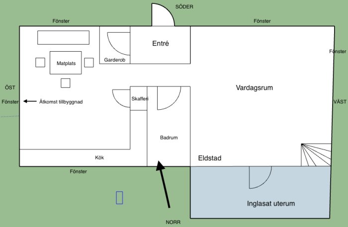 Ritning av husets planlösning med kök, vardagsrum, badrum, och inglasat uterum, pil pekar norrut.