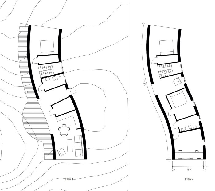 Två arkitektoniska skisser av ett hus med oregelbunden form, varav en med måttangivelser.