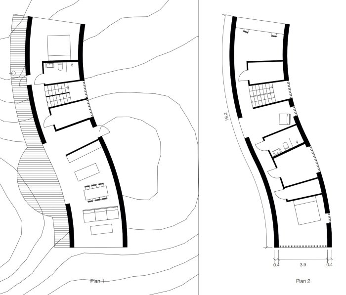 Arkitektskiss av ett oregelbundet utformat hus med planlösningar och markkonturer.