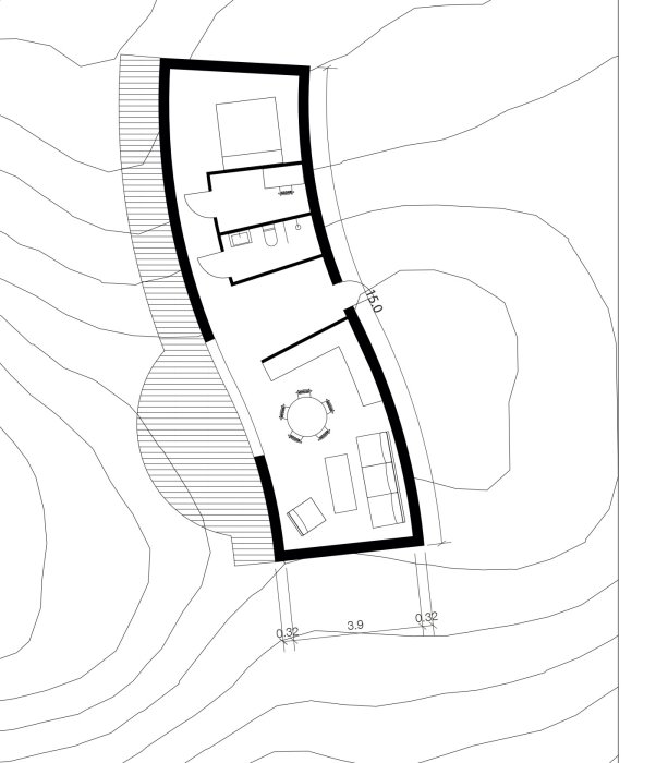 Arkitektritning av en husplan med ovanlig form på en kuperad terräng, oklart om designen möter kundens krav.