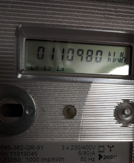 Elmätare som visar energiförbrukning i kWh och status för inkommande faser L1, L2, L3 på en digital display.
