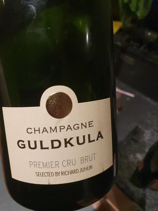 Flaska svensk 'Champagne Guldkula Premier Cru Brut' vald av Richard Juhlin.