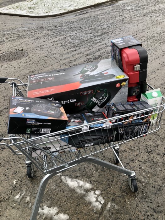 Kundvagn fylld med nya Parkside-verktyg och batteriladdare utanför Lidl.