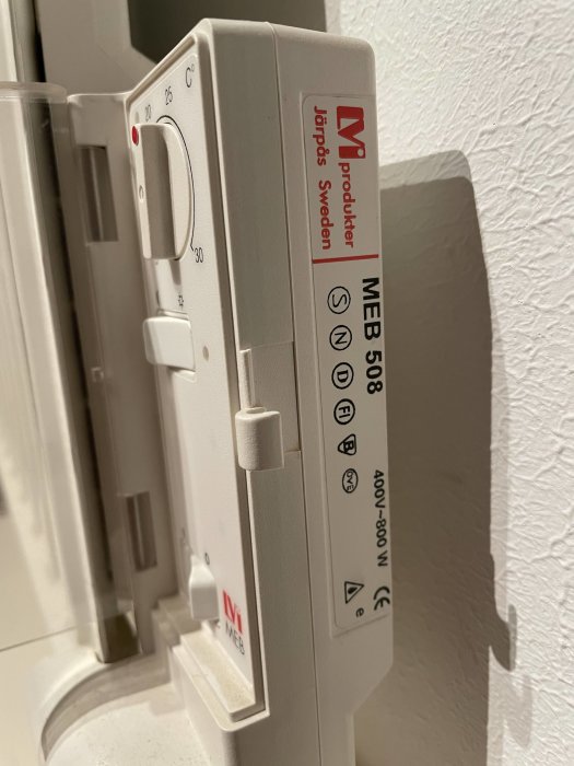 Kontrollpanel på en MEB 508 radiator med temperaturinställningar och logotyper.