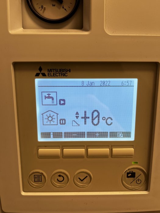 Display av Mitsubishi luftvattenvärmepumps kontrollenhet som visar 0 grader Celsius och datumet 8 januari 2022.